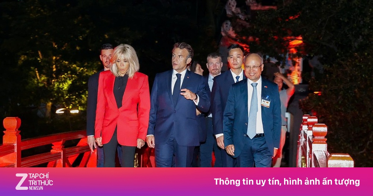 Tổng thống Pháp Emmanuel Macron và Phu nhân dạo Hồ Gươm