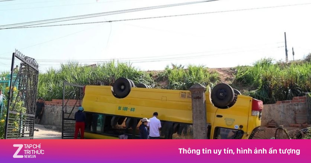 Xe chở 20 học sinh lật ngửa trên quốc lộ