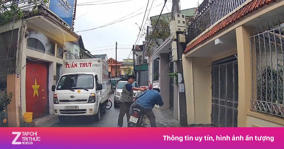 Đỗ xe chắn lối, tài xế ôtô còn dùng hung khí tấn công người đi đường