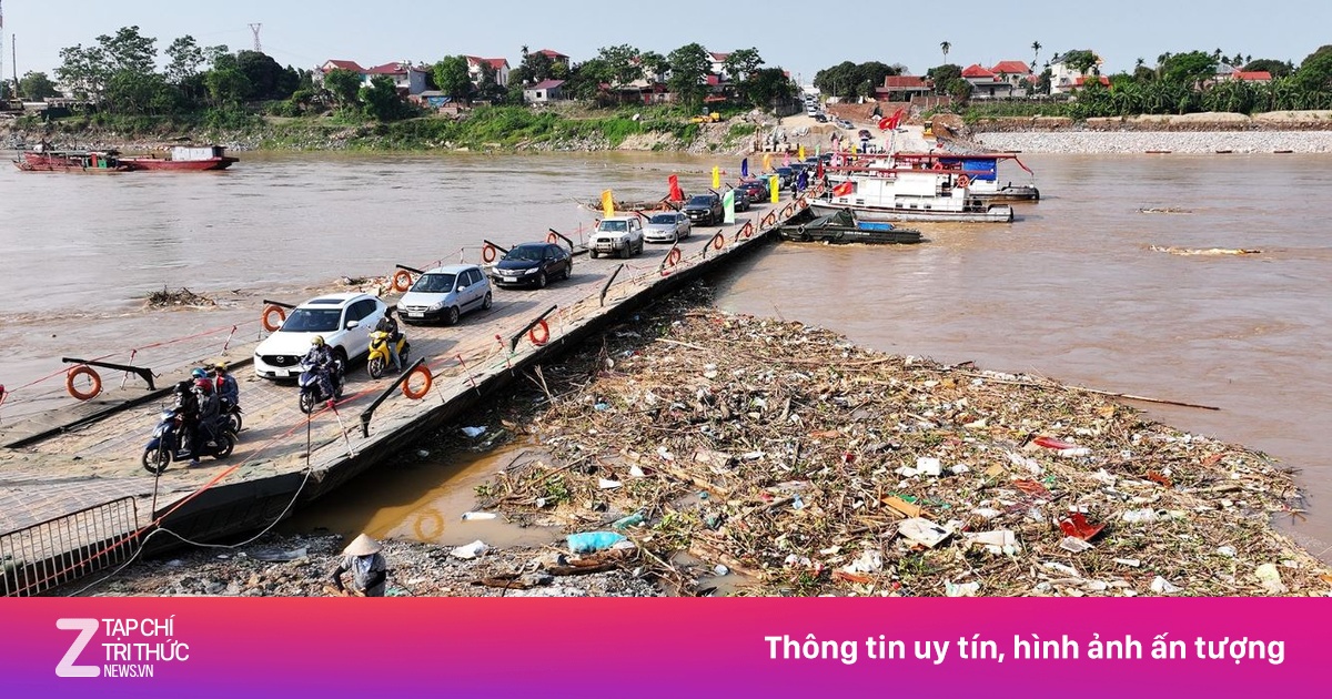 Cảnh tượng trăm khối rác đổ về gây áp lực thân cầu phao Phong Châu
