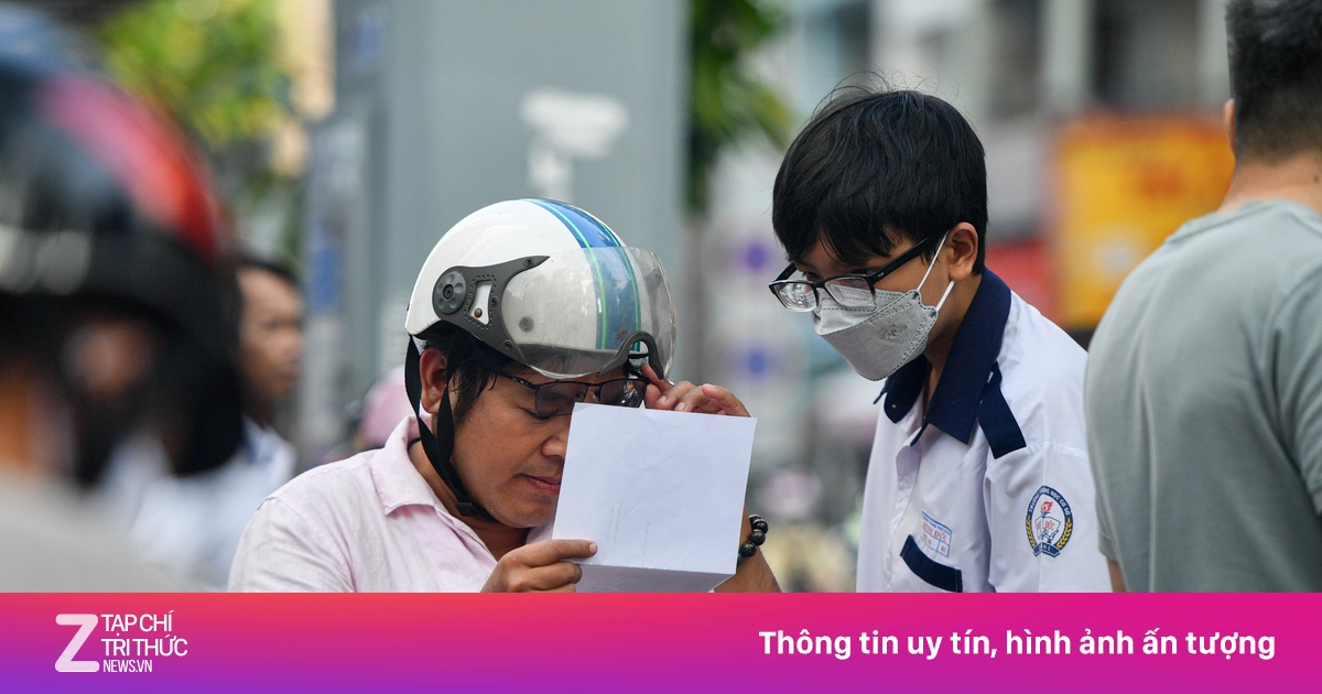 Phụ huynh TP.HCM thoát cảnh đi lại để nộp hồ sơ đầu cấp cho con