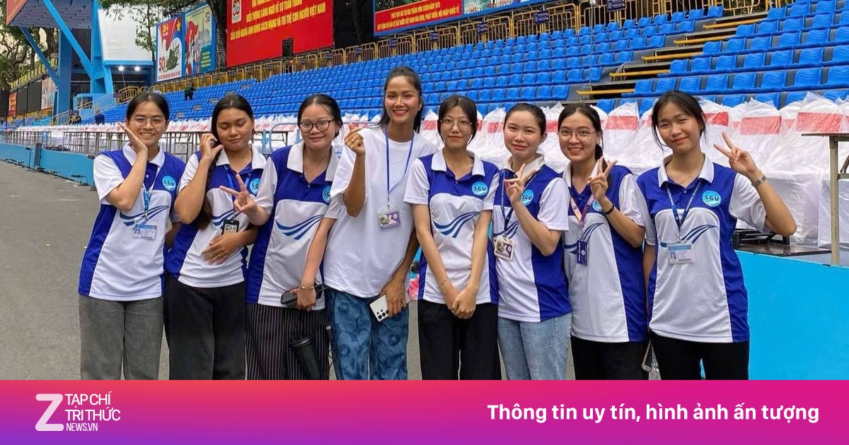 Sinh viên TP.HCM sáng đi học, chiều đi tập diễu binh kỷ niệm 30/4