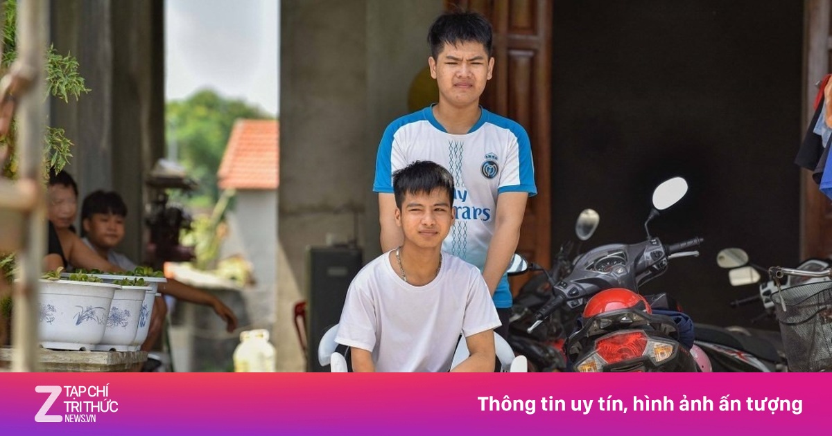 Nam sinh 10 năm được bạn cõng đi học tốt nghiệp ĐH Bách khoa loại giỏi