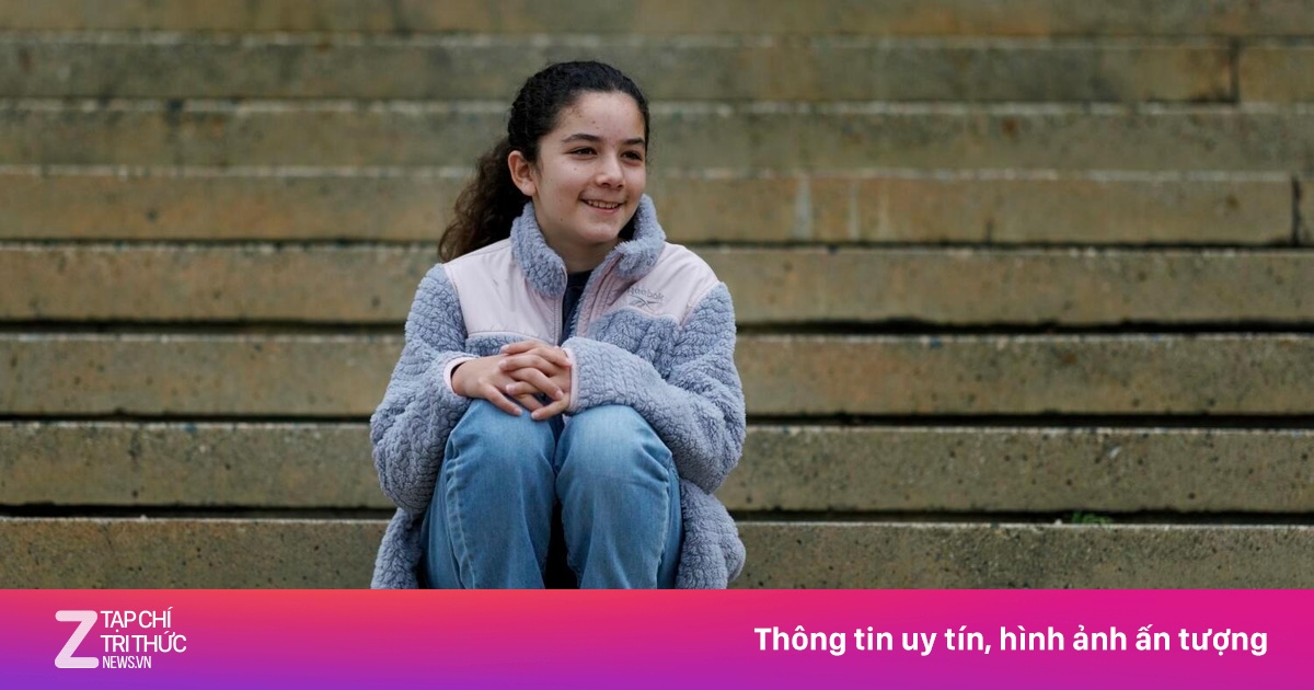Cha bỏ nghề luật, ở nhà dạy con gái tốt nghiệp cao đẳng ở tuổi 11