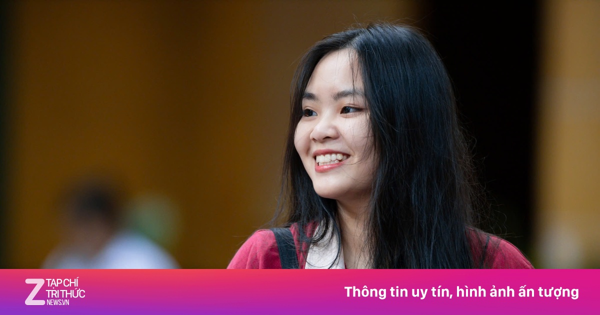 Nụ cười tươi tắn của nữ sinh TP.HCM trước buổi thi tốt nghiệp môn Văn