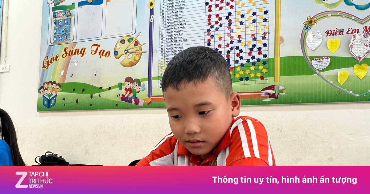 Nhiều học sinh Hà Nội vẫn phải dùng thuyền đi học