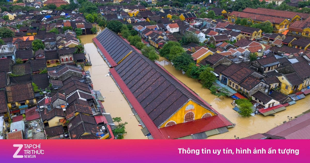 Trường đại học hỗ trợ tiền mặt cho sinh viên vùng lũ ở Huế, Đà Nẵng