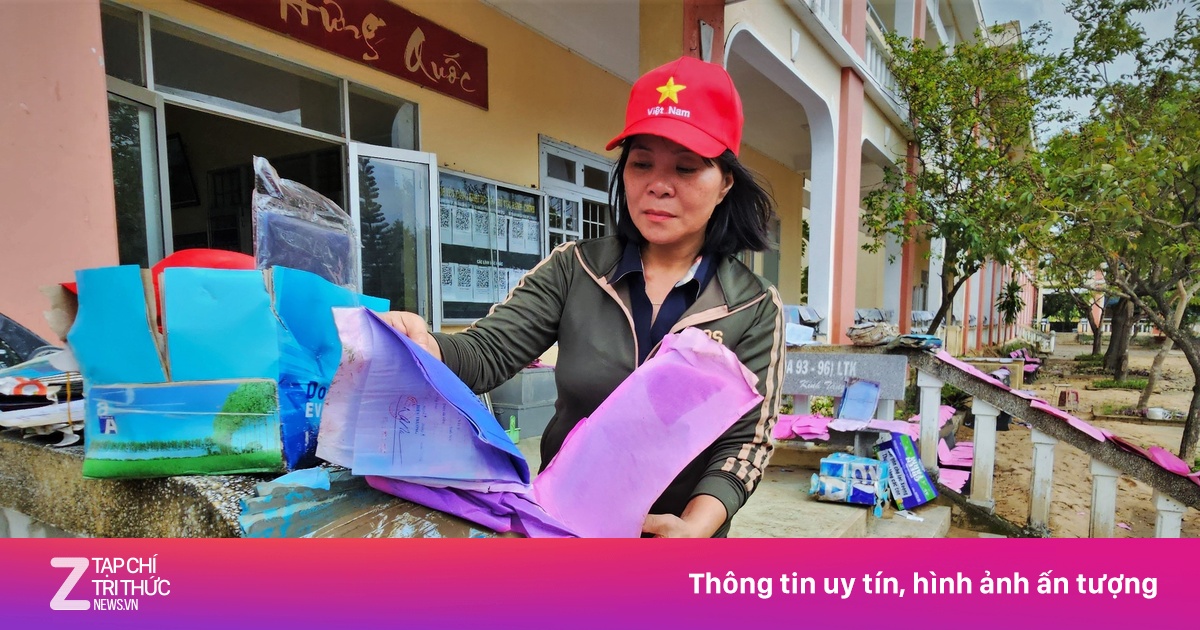 Trường học xác xơ sau lũ lịch sử, sách vở ngập bùn