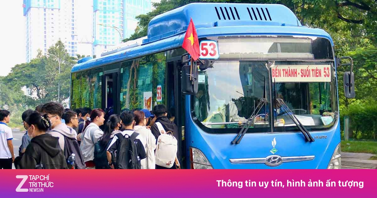 Một trường đại học ở TP.HCM tri ân tài xế, nhân viên xe buýt số 53