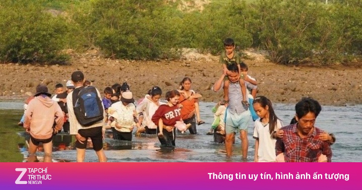 Video cha mẹ liều mình cõng con lội sông dữ đến trường mỗi ngày