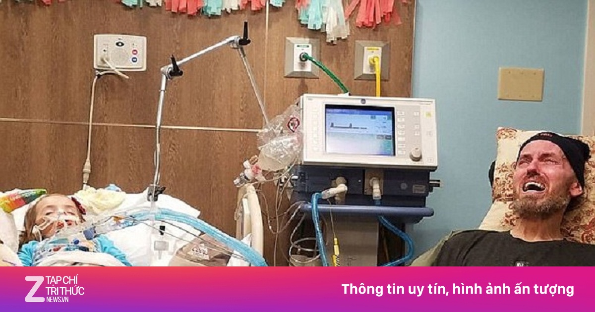 Ảnh ông ngoại bật khóc bên cháu gái ung thư lay động dân mạng | Znews.vn