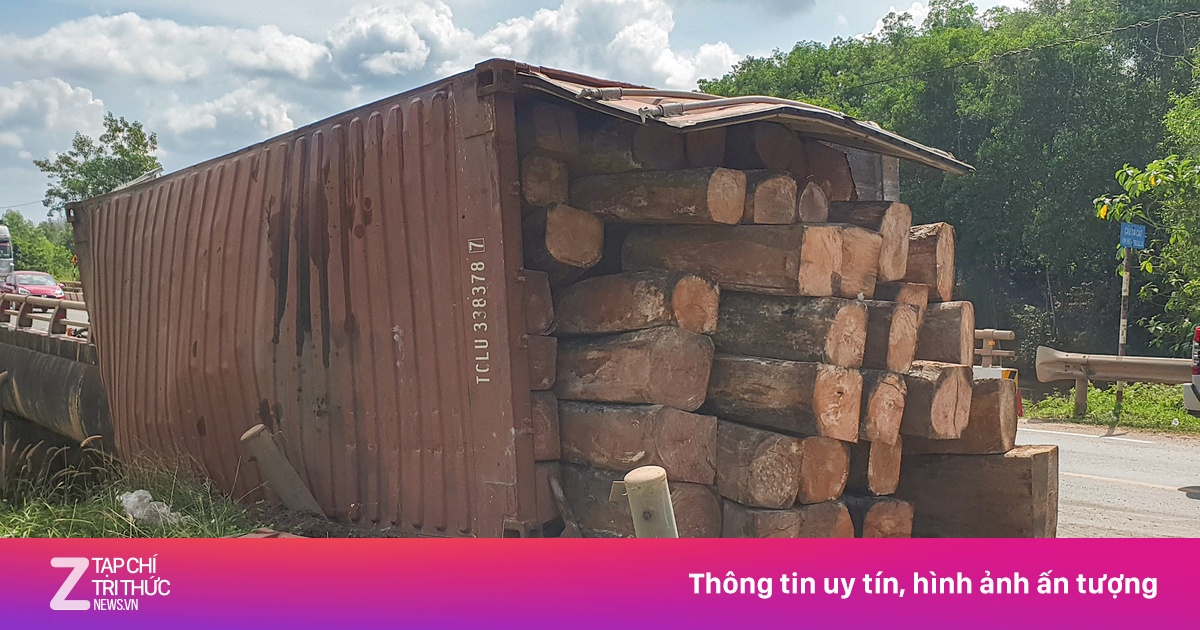 Xe container chở gỗ đổ dốc lật xuống cầu, 4 người bị thương | Znews.vn