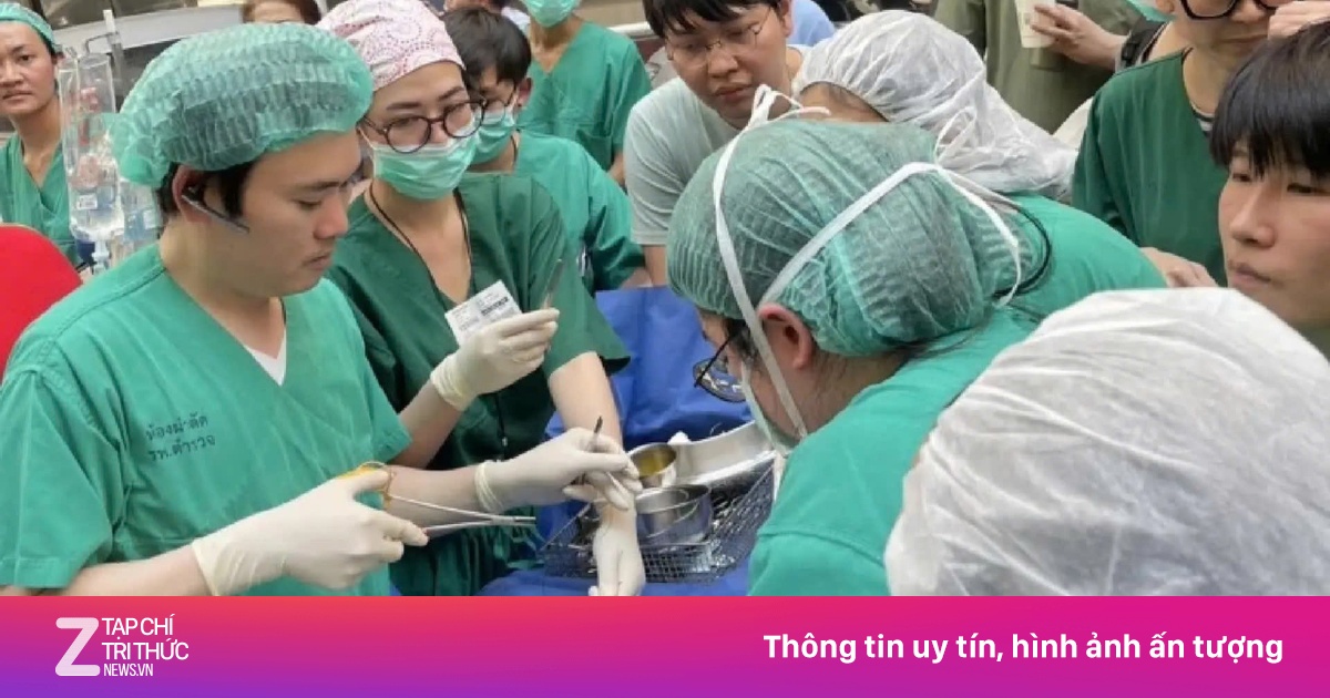 Bác sĩ Thái Lan khâu vết mổ cho bệnh nhân ngoài trời khi động đất