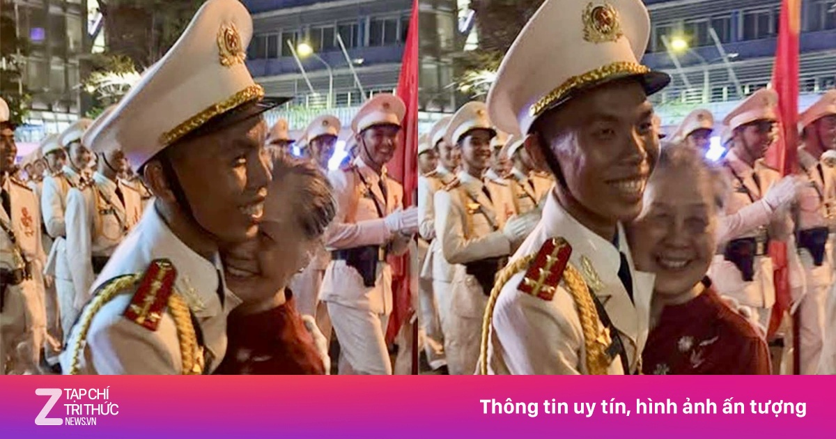 Đang hợp luyện diễu binh ở TP.HCM, chiến sĩ bất ngờ gặp bà ngoại