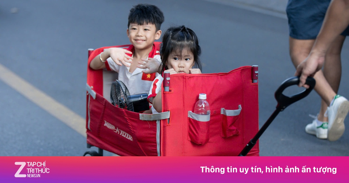 Người dân phát nước tiếp sức cho chiến sĩ hợp luyện diễu binh ở TP.HCM
