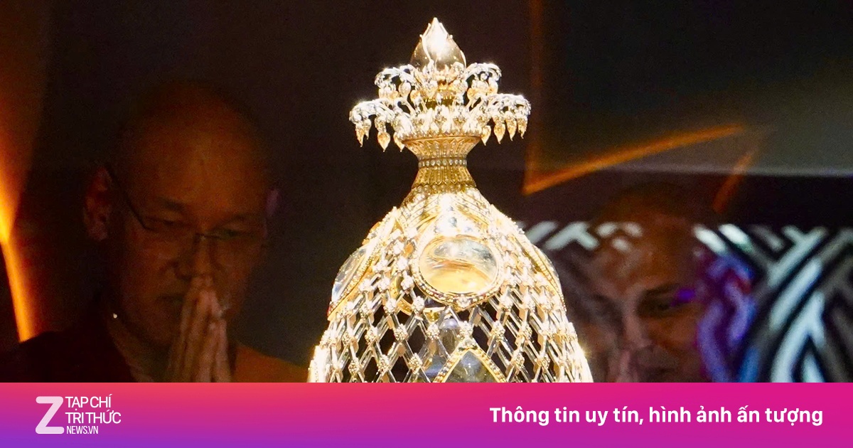 Hàng vạn Phật tử đội nắng xếp hàng chờ chiêm bái Xá lợi Đức Phật