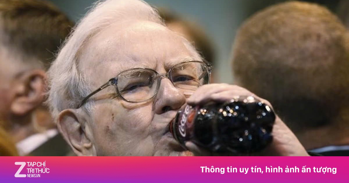 Tỷ phú Warren Buffett mê ăn vặt, uống Coca ở tuổi 94