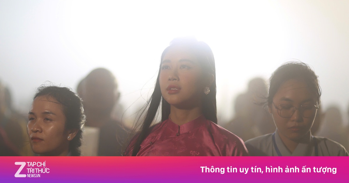 Đêm thả hoa đăng huyền ảo ở núi Bà Đen