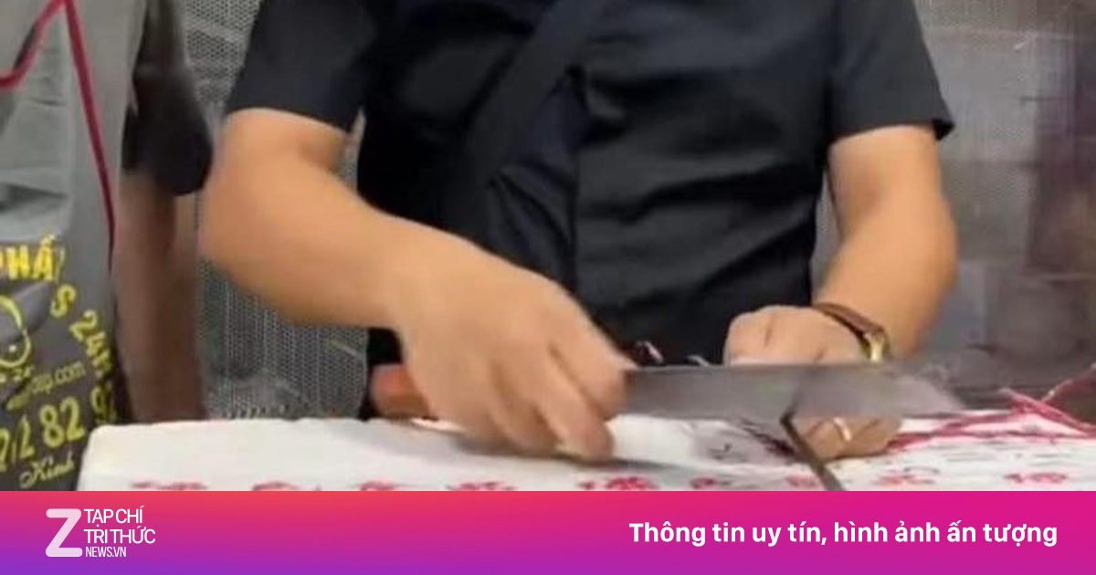 Chủ quán Lòng Chát giải thích dòng chữ lạ trên thùng đựng lòng xe điếu