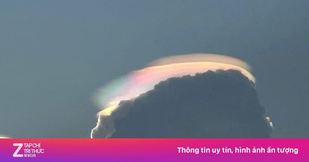 Mây ngũ sắc xuất hiện trên bầu trời TP.HCM