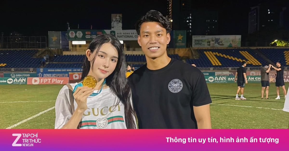 Văn Thanh nâng cúp vô địch cùng bạn gái 'hot girl phòng gym'