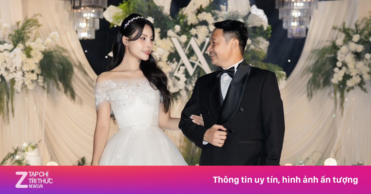 Ảnh cưới của HLV Vũ Hồng Việt và vợ BTV xinh đẹp