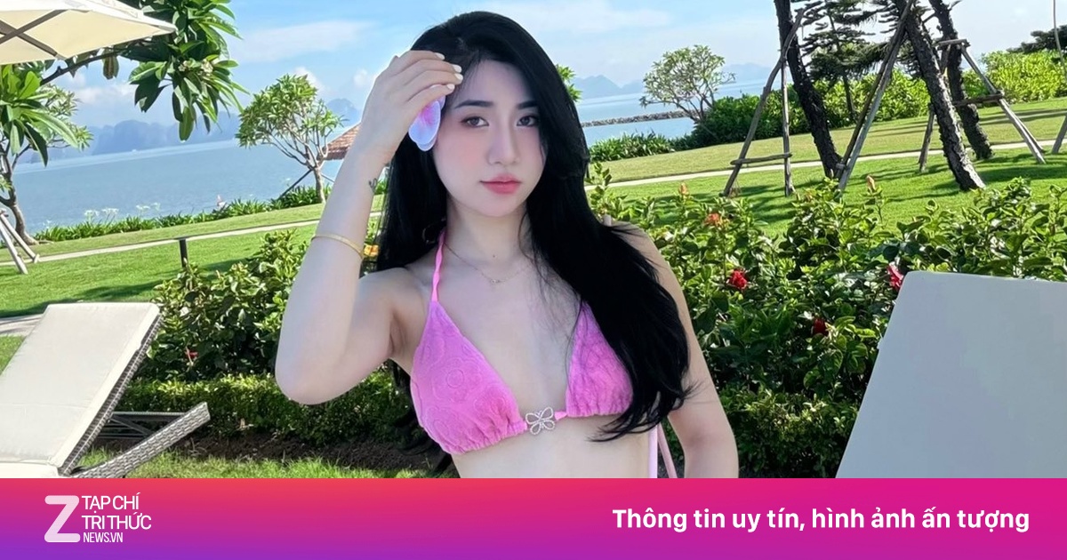 Em gái Văn Toàn khoe dáng gợi cảm