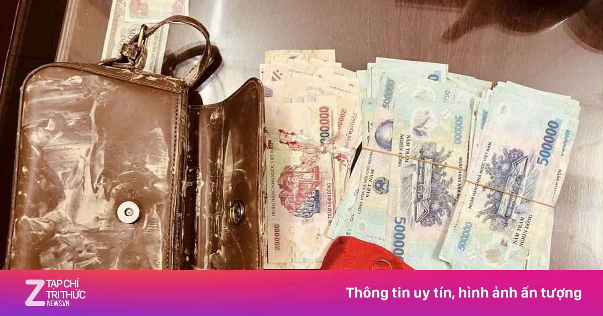 Mất ngủ vì nhặt được túi chứa gần 150 triệu khi lội lụt về nhà