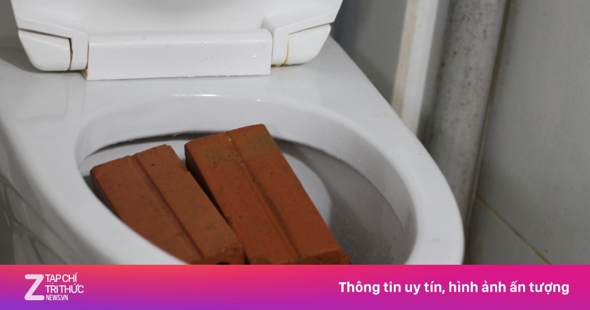 Triều cường đạt đỉnh, người dân TP.HCM phải nhét gạch vào bồn cầu