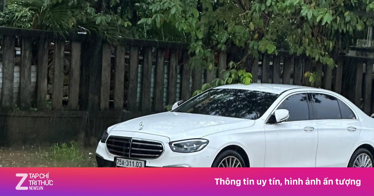 Huế chìm trong biển nước, ôtô tiền tỷ &apos;ngâm mình&apos; dưới dòng lũ lịch sử