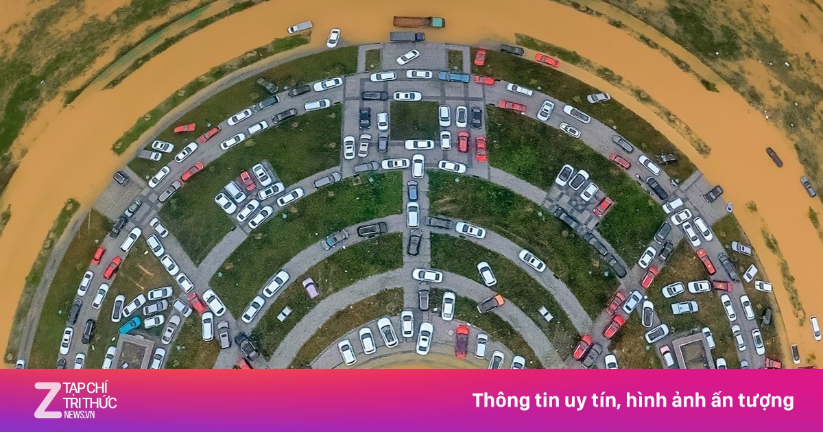 Ôtô ngâm nước hư hại nằm la liệt trên đường sau lũ lịch sử ở Huế