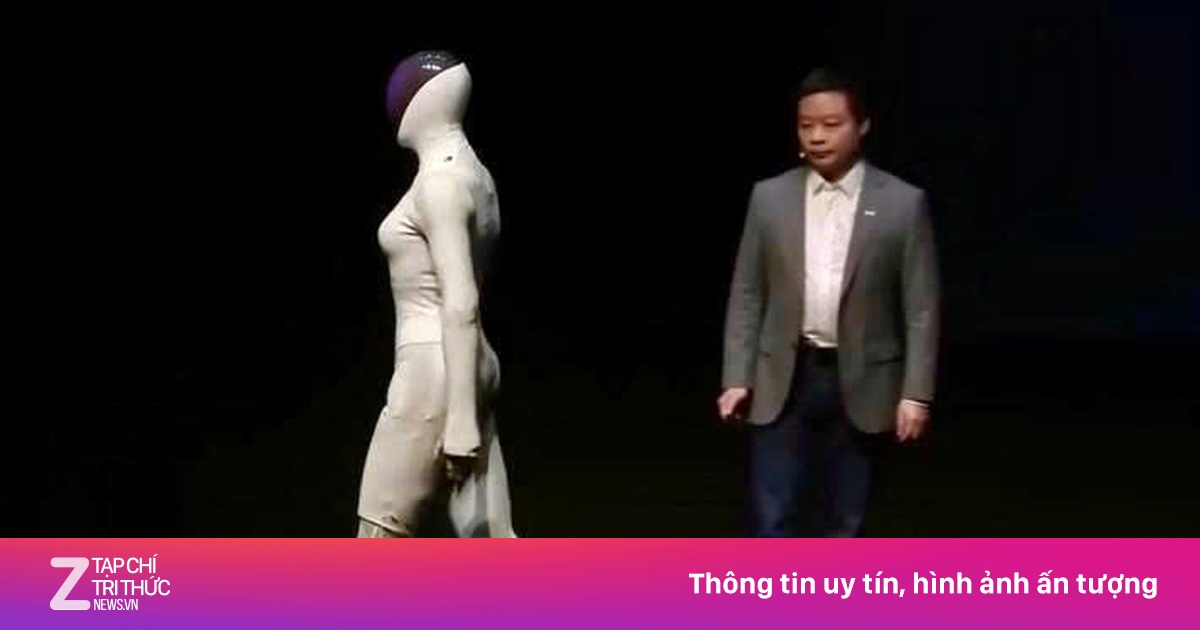 Robot bị 'mổ phanh' trên sân khấu để chứng minh không phải người thật