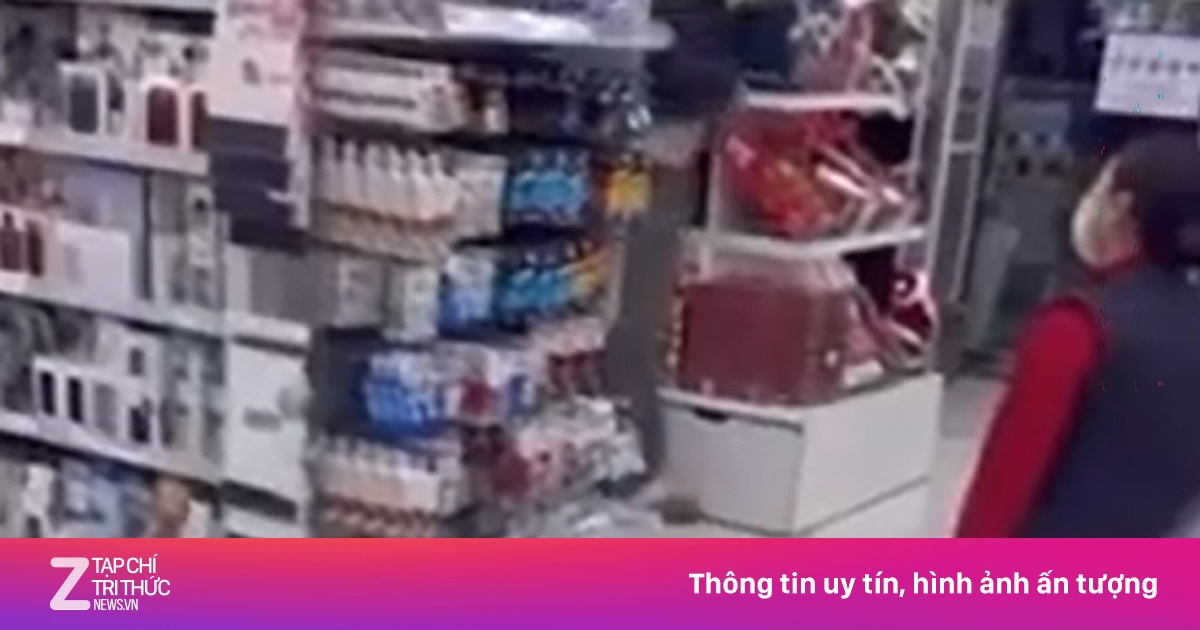 Bà mẹ bắt nhân viên quỳ gối xin lỗi ở Daiso Hàn Quốc gây phẫn nộ