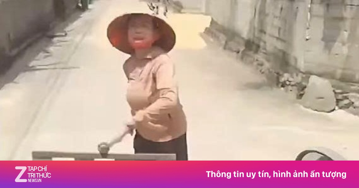 Clip người phụ nữ hành hung tài xế vì bị nhắc chuyện phơi lúa ra đường