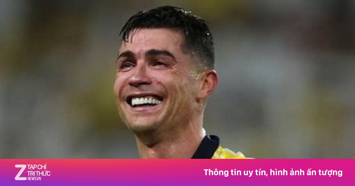 Ronaldo khóc và 'càn quét' Internet