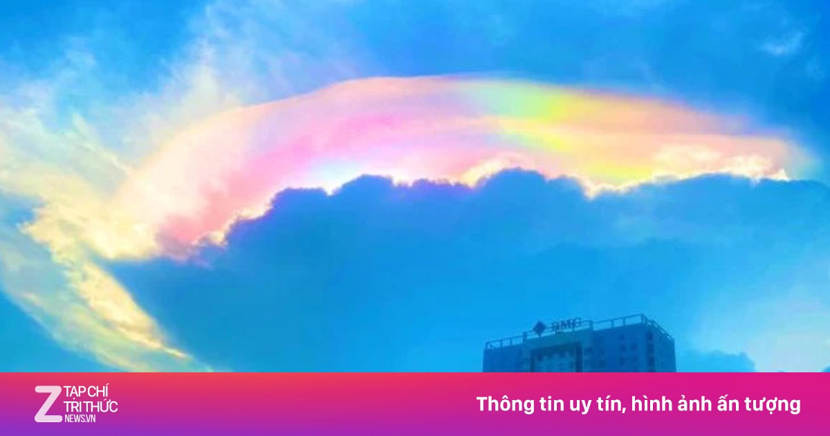 Bầu trời TP.HCM bất ngờ xuất hiện đám mây phượng hoàng lửa