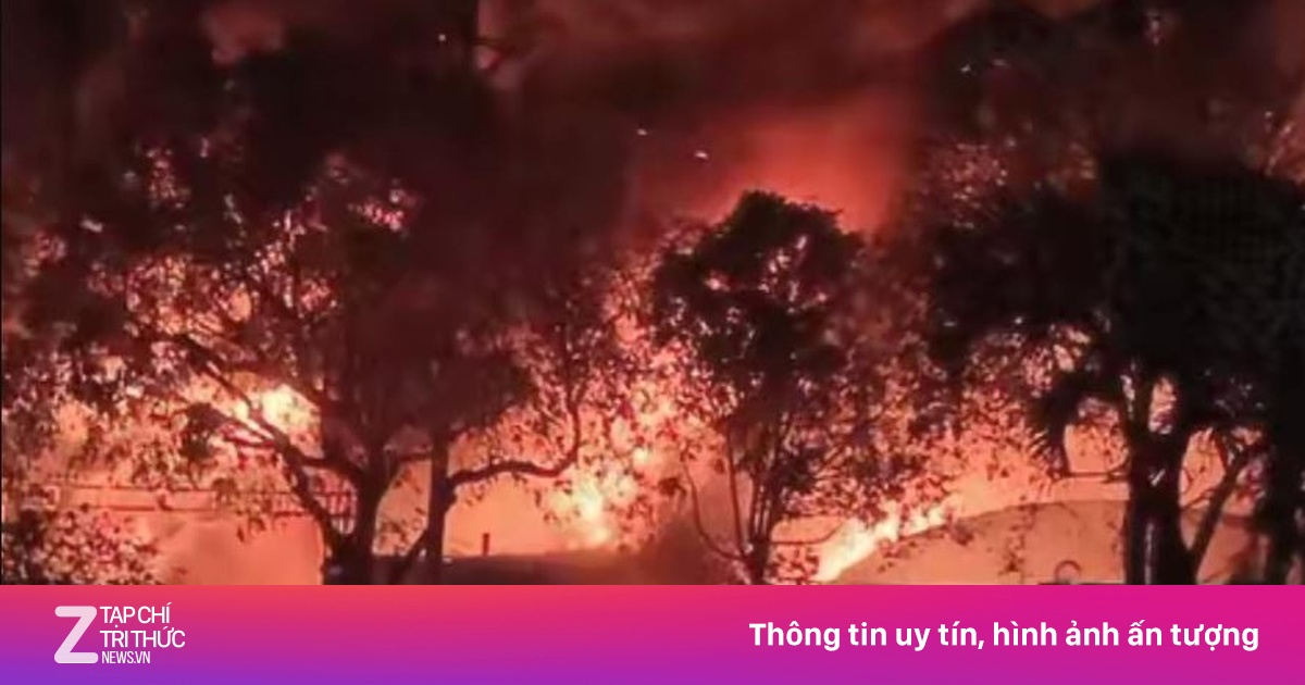 Cháy lớn, lửa ngùn ngụt cạnh cây xăng ở Hà Nội