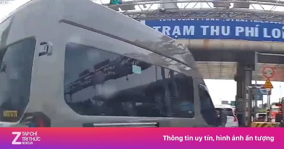 Xe khách tạt đầu trước trạm thu phí cao tốc TP.HCM - Long Thành