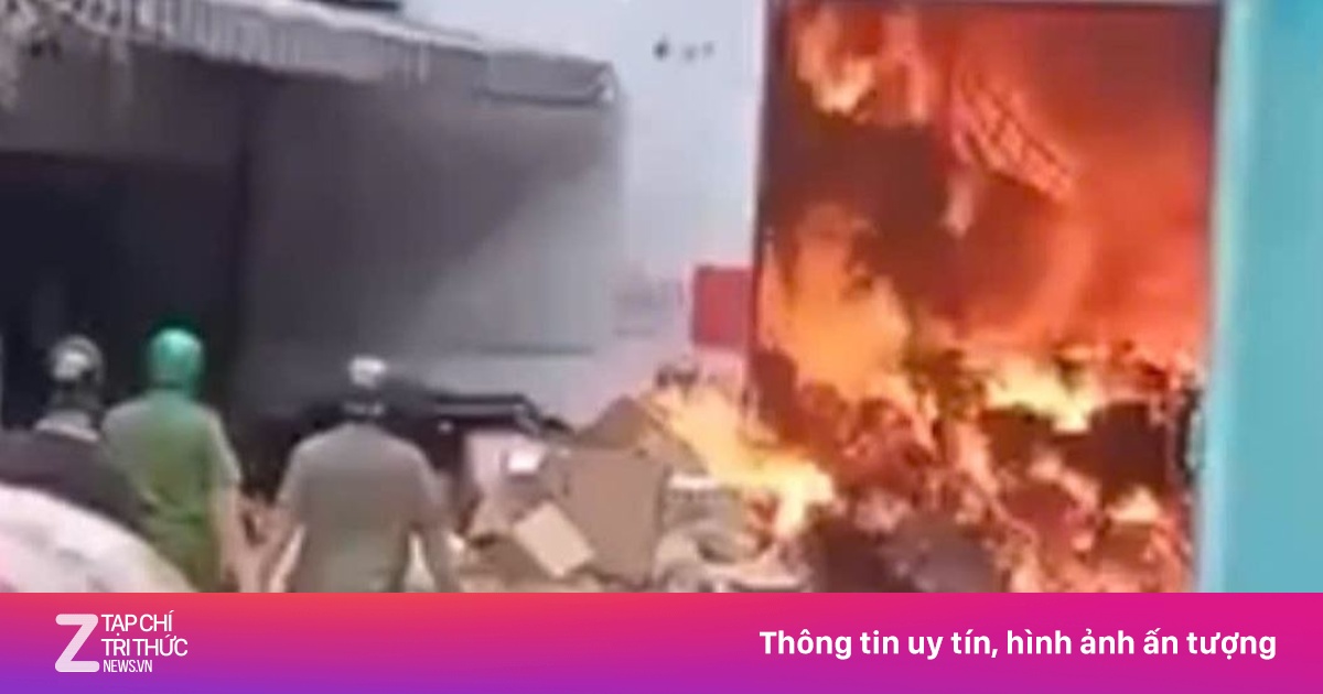 Cháy lớn xưởng inox ở TP.HCM