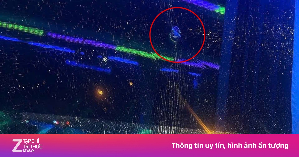 Nhiều xe khách bị 'vật lạ' làm thủng kính khi chạy trên cao tốc