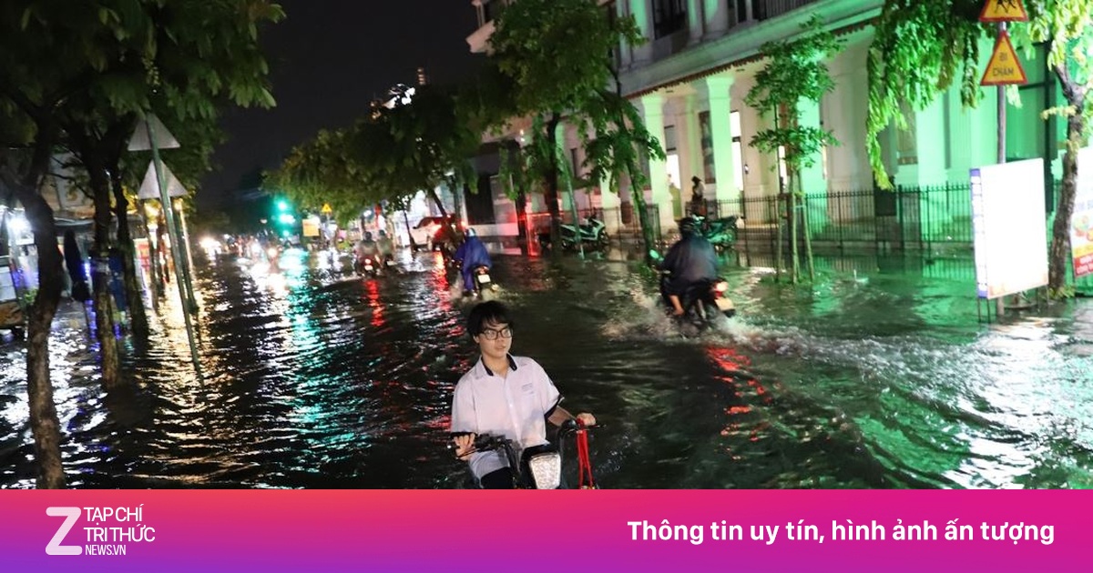 Đường phố TP.HCM mênh mông nước sau trận mưa lớn kèm dông sét mạnh