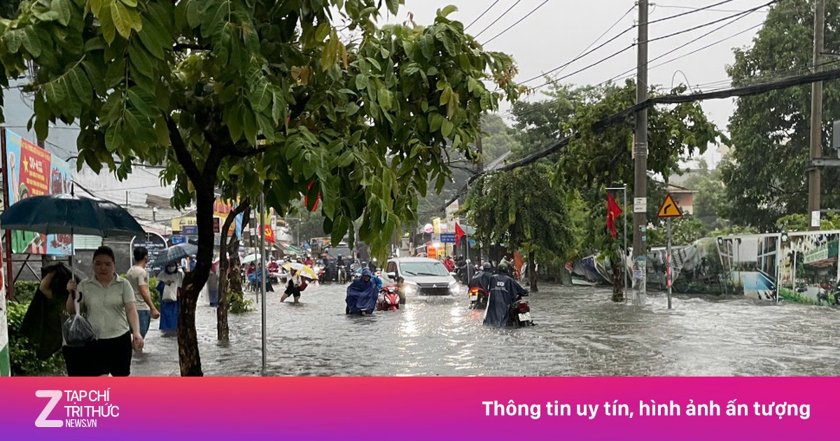 TP.HCM bất ngờ mưa lớn kèm sấm sét vào sáng sớm, đường ngập như sông
