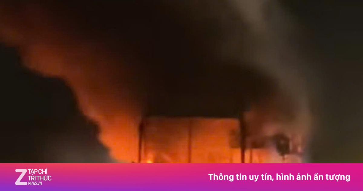 Xe khách bốc cháy trên cao tốc, khách hoảng hốt chạy thoát thân