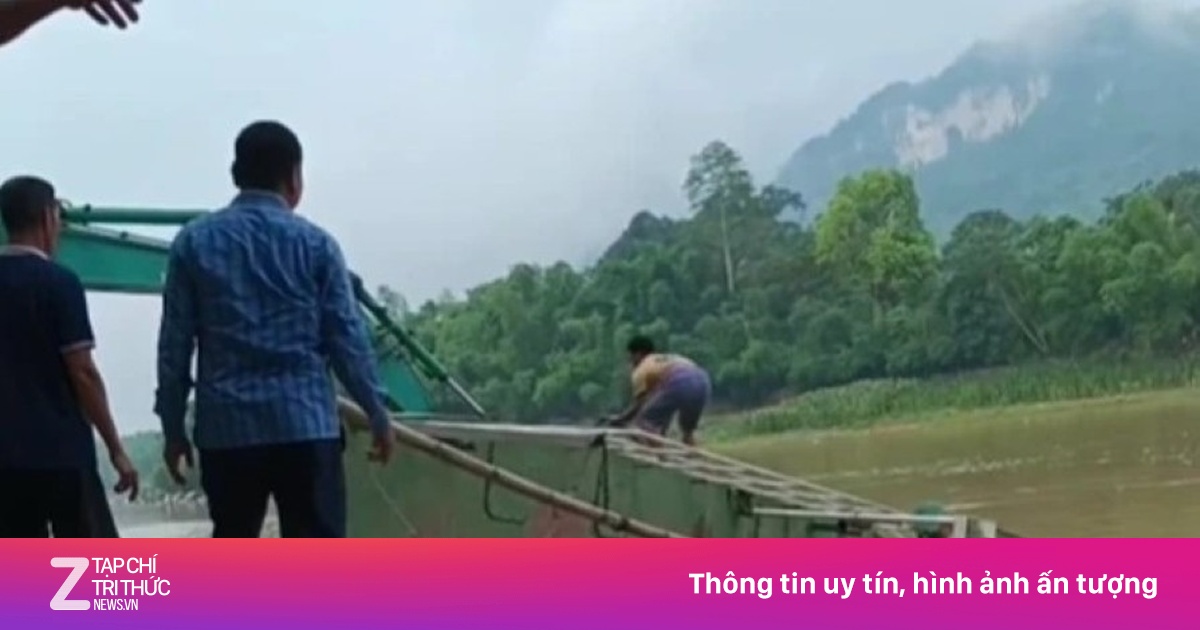 Đò chở 10 học sinh lật trên sông Mã