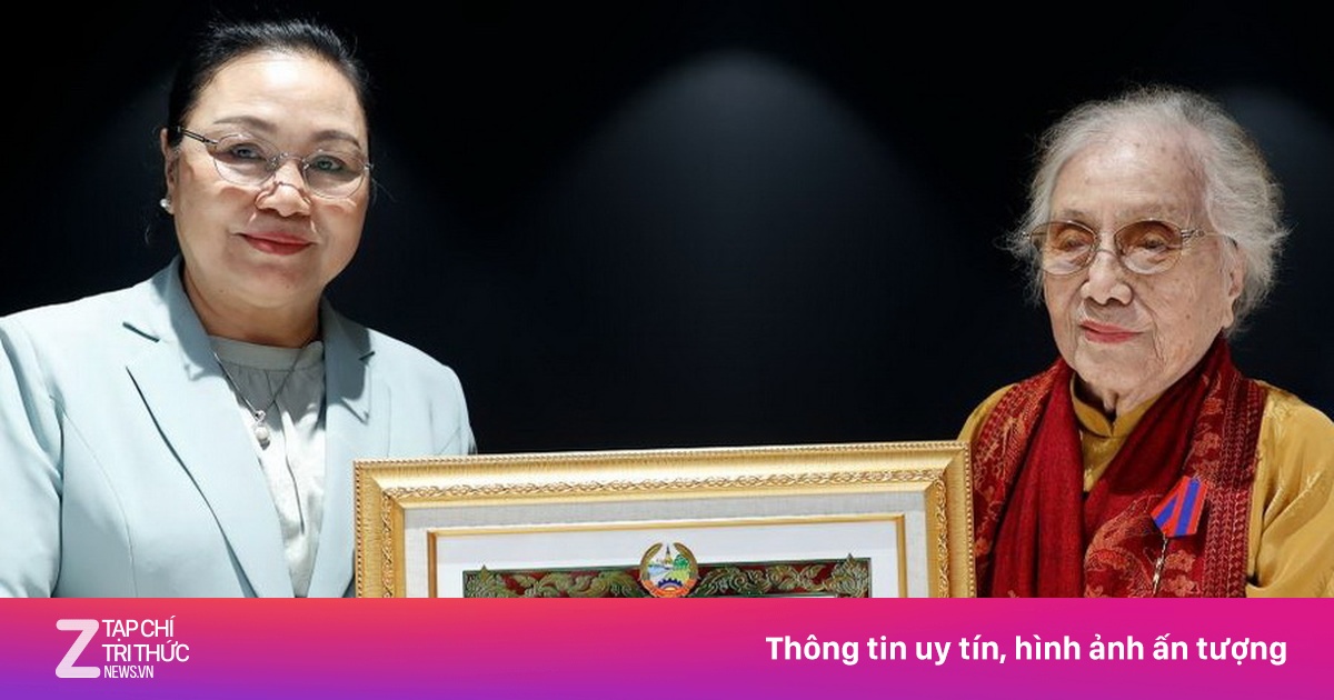 Nguyên Phó chủ tịch nước Nguyễn Thị Bình nhận huân chương của Lào