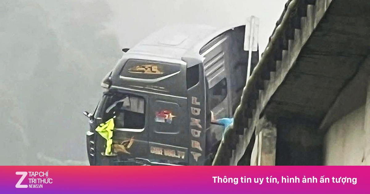 Ôtô đầu kéo đâm đổ lan can cầu trên cao tốc, cabin treo lơ lửng