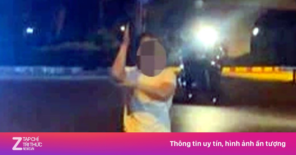 Thanh niên quỳ lạy đến chảy máu đầu giữa đường trước miếu thờ ở Hà Nội