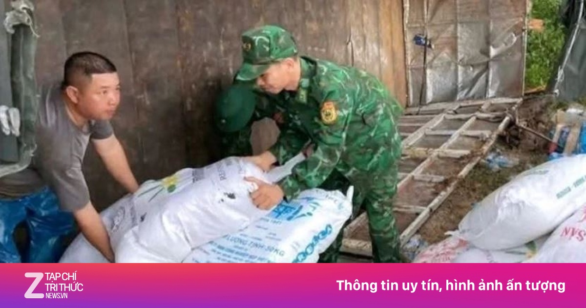 Xe tải chở hàng cứu trợ lật giữa dốc núi