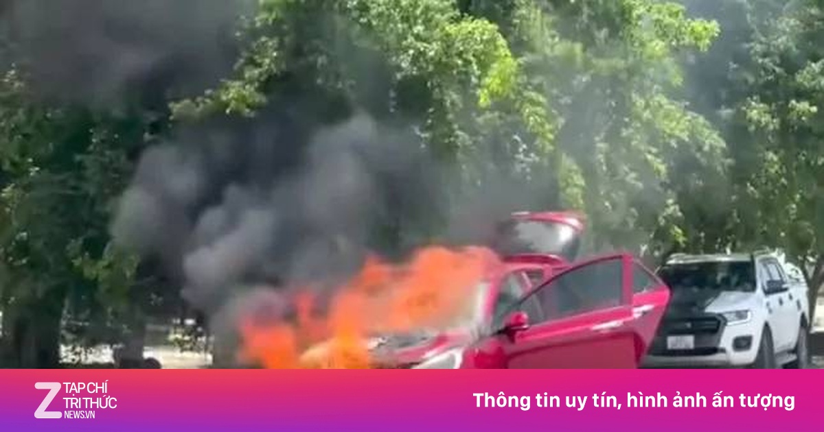 Ôtô 4 chỗ bốc cháy dữ dội