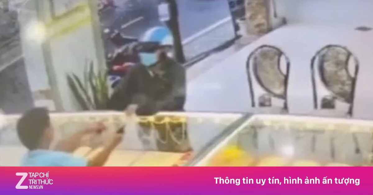 Đưa xấp tiền hỏi mua nhẫn 5 chỉ rồi cầm vàng bỏ chạy